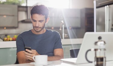 homme défiler dans son téléphone