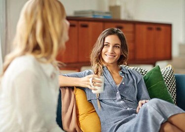 deux femmes dans le sofa